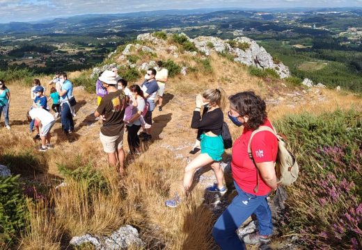 Boa acollida á primeira das visitas guiadas xeolóxicas ao Pico Sacro cunha vintena de asistentes